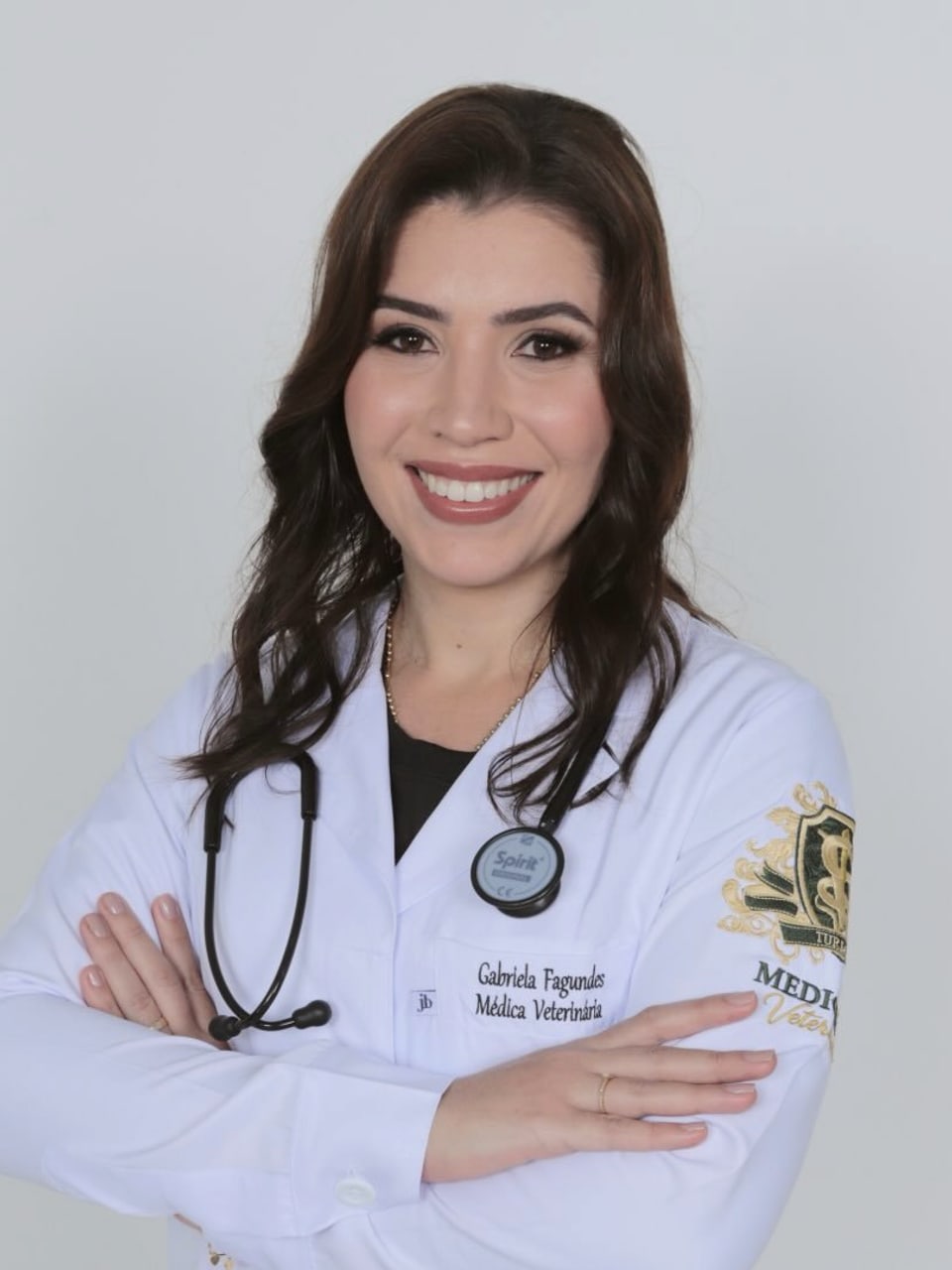 Gabriela Fagundes, médica veterinária, de jaleco branco e estetoscópio